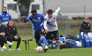 Linksverteidiger George Bello (l.), hier im Zweikampf mit Verls Tom Baack, erzielt das 1:0 für Arminia Bielefeld. - Jens Dünhölter Linksverteidiger George Bello (l.), hier im Zweikampf mit Verls Tom Baack, erzielt das 1:0 für Arminia Bielefeld. - Jens Dünhölter