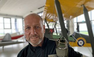 In der Kulisse des Quax-Hangars am Airport Paderborn/Lippstadt fühlt sich Fallschirmspringer Horst Salmen wohl.In der Kulisse des Quax-Hangars am Airport Paderborn/Lippstadt fühlt sich Fallschirmspringer Horst Salmen wohl. - Jens Reddeker In der Kulisse des Quax-Hangars am Airport Paderborn/Lippstadt fühlt sich Fallschirmspringer Horst Salmen wohl.In der Kulisse des Quax-Hangars am Airport Paderborn/Lippstadt fühlt sich Fallschirmspringer Horst Salmen wohl. - Jens Reddeker