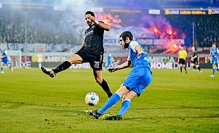 Das Heimspiel des SC Paderborn gegen Hansa Rostock wurde von Gewaltausbrüchen überschattet. In diesem Bild zünden die Gästefans ihre Pyrotechnik. - Besim Mazhiqi Das Heimspiel des SC Paderborn gegen Hansa Rostock wurde von Gewaltausbrüchen überschattet. In diesem Bild zünden die Gästefans ihre Pyrotechnik. - Besim Mazhiqi