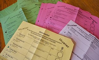 Maximal vier Wahlzettel erhalten die Wählenden am Wahltag: Gelb für die OB-Direktwahl, Grün für die Wahl des Stadtrats, Rot für die Wahlen zu den Bezirksvertretungen und Weiß für die Wahl zum Integrationsrat. - Andreas Zobe Maximal vier Wahlzettel erhalten die Wählenden am Wahltag: Gelb für die OB-Direktwahl, Grün für die Wahl des Stadtrats, Rot für die Wahlen zu den Bezirksvertretungen und Weiß für die Wahl zum Integrationsrat. - Andreas Zobe