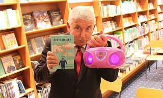 Stolz präsentiert der Kabarettist und Autor Erwin Grosche sein neues Buch. Auf der dazugehörigen Lesung hilft ihm seine pinke 'Partymaschine' bei der musikalischen Untermalung. - Moritz Jülich Stolz präsentiert der Kabarettist und Autor Erwin Grosche sein neues Buch. Auf der dazugehörigen Lesung hilft ihm seine pinke 'Partymaschine' bei der musikalischen Untermalung. - Moritz Jülich