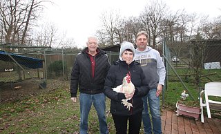 Leslie und Christiane Caton (v. l.) haben ihre Hühner auf dem Gelände des RGZV Obernbeck untegestellt. Thorsten Stürzebecher ist hier zweiter Vorsitzender. - Judith Gladow Leslie und Christiane Caton (v. l.) haben ihre Hühner auf dem Gelände des RGZV Obernbeck untegestellt. Thorsten Stürzebecher ist hier zweiter Vorsitzender. - Judith Gladow