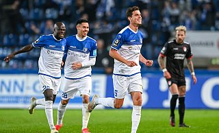 Die Magdeburger Tobias Müller (vorne r.) und Raphael Obermair (M.) stehen vor einem Wechsel zum SC Paderborn. Ganz links ist Teamkollege Amara Condé zu sehen, der zu seinen Essener Zeiten selbst schon mal mit dem SCP in Verbindung gebracht worden war. - picture alliance Die Magdeburger Tobias Müller (vorne r.) und Raphael Obermair (M.) stehen vor einem Wechsel zum SC Paderborn. Ganz links ist Teamkollege Amara Condé zu sehen, der zu seinen Essener Zeiten selbst schon mal mit dem SCP in Verbindung gebracht worden war. - picture alliance