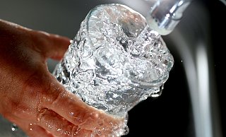 Fast 125 Liter Trinkwasser verbraucht jeder Bielefelder jeden Tag - und nur das Wenigste davon fürs Trinken. - picture alliance / Oliver Berg/dpa Fast 125 Liter Trinkwasser verbraucht jeder Bielefelder jeden Tag - und nur das Wenigste davon fürs Trinken. - picture alliance / Oliver Berg/dpa