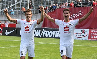 In der Saison 2018/19 jubelten die Zwillingsbrüder Kevin (l.) und Marcel Hoffmeier gemeinsam im Trikot des SV Lippstadt. Marcel spielt nun für den SC Paderborn, Kevin für den SV Rödinghausen. - Imago Images In der Saison 2018/19 jubelten die Zwillingsbrüder Kevin (l.) und Marcel Hoffmeier gemeinsam im Trikot des SV Lippstadt. Marcel spielt nun für den SC Paderborn, Kevin für den SV Rödinghausen. - Imago Images