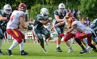 Der Bielefelder Runningback David Emeh tankt sich durch die Troisdorfer Verteidigung. Er schaffte zwei Touchdowns. - Andreas Zobe Der Bielefelder Runningback David Emeh tankt sich durch die Troisdorfer Verteidigung. Er schaffte zwei Touchdowns. - Andreas Zobe