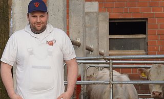 Metzgermeister Manuel Wecker und seine Rinder auf seinem Hof in Hövelhof. - Felix Schwien Metzgermeister Manuel Wecker und seine Rinder auf seinem Hof in Hövelhof. - Felix Schwien