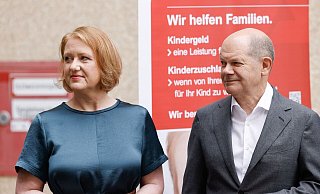Bundeskanzler Olaf Scholz und Familienministerin Lisa Paus besuchen die Familienkasse Berlin-Brandenburg. - Odd Andersen/afp Pool/dpa Bundeskanzler Olaf Scholz und Familienministerin Lisa Paus besuchen die Familienkasse Berlin-Brandenburg. - Odd Andersen/afp Pool/dpa