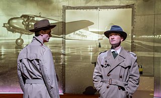 In der letzten Szene wird der Film "Casablanca" zitiert, bevor ein Abspann über die Wand flimmert. Der Stürmer (Kai Benno Vos/l.) und der Mittelfeldspieler (Thomas Kaschel) nehmen Abschied - oder nicht? - Tobias Kreft In der letzten Szene wird der Film "Casablanca" zitiert, bevor ein Abspann über die Wand flimmert. Der Stürmer (Kai Benno Vos/l.) und der Mittelfeldspieler (Thomas Kaschel) nehmen Abschied - oder nicht? - Tobias Kreft
