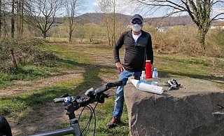 Weil die Marokko-Tour in diesem Jahr ausfällt, ist Karl Erich Wessler mit seinem Fahrrad umso mehr im Kreis Höxter untwegs. Während der Pause trägt er eine Maske, weil er mit einer kleinen Gruppe unterwegs war. - Wessler Weil die Marokko-Tour in diesem Jahr ausfällt, ist Karl Erich Wessler mit seinem Fahrrad umso mehr im Kreis Höxter untwegs. Während der Pause trägt er eine Maske, weil er mit einer kleinen Gruppe unterwegs war. - Wessler