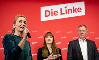 Heidi Reichinek (Mitte) und Jan van Aken treten für die Linke bei der Bundestagswahl an. Das gab die Parteivorsitzende Ines Schwerdtner (l.) bekannt. - Fabian Sommer/dpa Heidi Reichinek (Mitte) und Jan van Aken treten für die Linke bei der Bundestagswahl an. Das gab die Parteivorsitzende Ines Schwerdtner (l.) bekannt. - Fabian Sommer/dpa