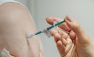 Die Angestellte einer Bielefelder Gemeinschaftspraxis verabreichte ihrem Vater lediglich Kochsalzlösung anstelle einer Corona-Schutzimpfung. - dpa Die Angestellte einer Bielefelder Gemeinschaftspraxis verabreichte ihrem Vater lediglich Kochsalzlösung anstelle einer Corona-Schutzimpfung. - dpa