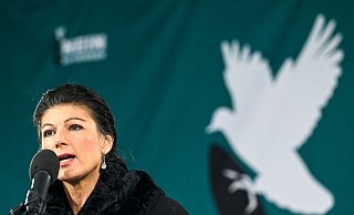 Die Politikerin Sahra Wagenknecht während ihrer Rede bei der Friedensdemonstration. - Soeren Stache/dpa Die Politikerin Sahra Wagenknecht während ihrer Rede bei der Friedensdemonstration. - Soeren Stache/dpa