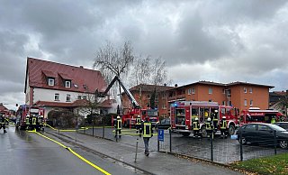 Großeinsatz der Feuerwehr bei einem Brand in einer Pizzeria am Rande der Volkmarser Altstadt. - FFW Volkmarsen/Markus Sinnhuber Großeinsatz der Feuerwehr bei einem Brand in einer Pizzeria am Rande der Volkmarser Altstadt. - FFW Volkmarsen/Markus Sinnhuber