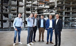 Thorsten und Manuel Peine (v. l.), CDU-Landtagsabgeordneter Matthias Goeken, Michael Scholle (1. Beigeordneter), Bürgermeister Burkhard Deppe und Andreas Tewes (Bezirksausschuss-Vorsitzender Herste). - Stadt Thorsten und Manuel Peine (v. l.), CDU-Landtagsabgeordneter Matthias Goeken, Michael Scholle (1. Beigeordneter), Bürgermeister Burkhard Deppe und Andreas Tewes (Bezirksausschuss-Vorsitzender Herste). - Stadt