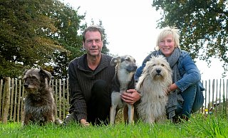 Tierfreunde: Huib und Ewa Rutten retteten ihre Hunde Drago, Lupa und Mina vor dem sicheren Tod in Rumänien. Heute ermutigen sie Herrchen und Frauchen, es ihnen gleich zu tun. - HUIB RUTTEN Tierfreunde: Huib und Ewa Rutten retteten ihre Hunde Drago, Lupa und Mina vor dem sicheren Tod in Rumänien. Heute ermutigen sie Herrchen und Frauchen, es ihnen gleich zu tun. - HUIB RUTTEN