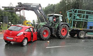 Der rote Corsa landet nach einer Kollision mit einem anderen Pkw unter dem Trecker. - Freiwillige Feuerwehr Bad Wünnenberg Der rote Corsa landet nach einer Kollision mit einem anderen Pkw unter dem Trecker. - Freiwillige Feuerwehr Bad Wünnenberg