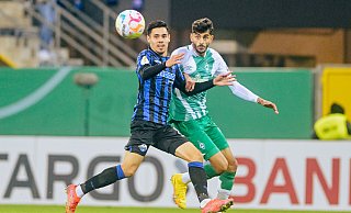 Raphael Obermair (l.) ist einer von wenigen Paderbornern, die schon vor zwei Jahren beim Sieg gegen Bremen dabei gewesen waren. Der damalige Werder-Akteur Eren Dinkci (r.) kickt unterdessen inzwischen für Freiburg. - Besim Mazhiqi Raphael Obermair (l.) ist einer von wenigen Paderbornern, die schon vor zwei Jahren beim Sieg gegen Bremen dabei gewesen waren. Der damalige Werder-Akteur Eren Dinkci (r.) kickt unterdessen inzwischen für Freiburg. - Besim Mazhiqi