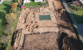 Die Grabungsfläche aus der Luft gesehen. - archaeofirm / S. Düvel Die Grabungsfläche aus der Luft gesehen. - archaeofirm / S. Düvel