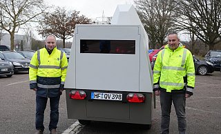 Mitarbeitende des Straßenverkehrsamtes haben den Blitzer-Anhänger eingerichtet. Damit ist er bereit für seinen Einsatz. - Kreis Herford Mitarbeitende des Straßenverkehrsamtes haben den Blitzer-Anhänger eingerichtet. Damit ist er bereit für seinen Einsatz. - Kreis Herford