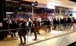 Lange Schlange am Samstag: Vor JD standen die Kunden geduldig, teilweise mit, teilweise ohne Abstände. - Kurt Ehmke Lange Schlange am Samstag: Vor JD standen die Kunden geduldig, teilweise mit, teilweise ohne Abstände. - Kurt Ehmke