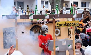 Das Kiffen ist in Steinheim an den tollen Tagen in der Innenstadt teilweise verboten. Und was ist mit dem exzessiven Trinken? 2023 die Euroknacker mit einem Skelett an der Theke durch die Innenstadt. - David Schellenberg Das Kiffen ist in Steinheim an den tollen Tagen in der Innenstadt teilweise verboten. Und was ist mit dem exzessiven Trinken? 2023 die Euroknacker mit einem Skelett an der Theke durch die Innenstadt. - David Schellenberg