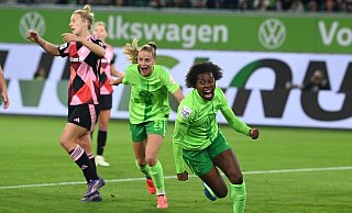 Bayern gegen Wolfsburg (mit Lineth Beerensteyn/r.): Klassiker am Freitagnachmittag. (Foto Archiv) - Swen Pförtner/dpa Bayern gegen Wolfsburg (mit Lineth Beerensteyn/r.): Klassiker am Freitagnachmittag. (Foto Archiv) - Swen Pförtner/dpa