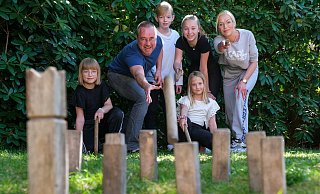 Wie im Urlaub: Oliver Baierl und seine Frau Mirjam Heller spielen mit den Kindern Martha, Matheo, Mathilda und Mascha (v. l.) im Garten Wikinger-Schach. - Foto: Andreas Zobe/NW Wie im Urlaub: Oliver Baierl und seine Frau Mirjam Heller spielen mit den Kindern Martha, Matheo, Mathilda und Mascha (v. l.) im Garten Wikinger-Schach. - Foto: Andreas Zobe/NW