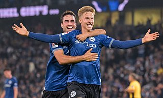 Das Tor und den Jubel von Sam Schreck, der für Arminia gegen Düsseldorf spät zum 5:1-Endstand traf, hat Kiels Trainer Marcel Rapp vor dem Fernseher schon gar nicht mehr gesehen. - Teresa Kroeger Das Tor und den Jubel von Sam Schreck, der für Arminia gegen Düsseldorf spät zum 5:1-Endstand traf, hat Kiels Trainer Marcel Rapp vor dem Fernseher schon gar nicht mehr gesehen. - Teresa Kroeger