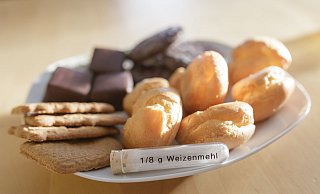 Zöliakie-Betroffene vertragen 1/8 Gramm Weizenmehl - eine verschwindend geringe Menge. Diese Kekse sind aber komplett glutenfrei. - Andre Schneider Zöliakie-Betroffene vertragen 1/8 Gramm Weizenmehl - eine verschwindend geringe Menge. Diese Kekse sind aber komplett glutenfrei. - Andre Schneider
