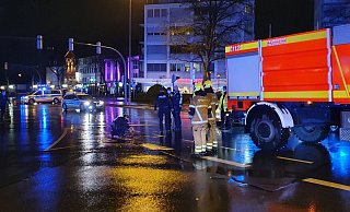 Polizei und Feuerwehr an der Unfallstelle auf dem Paderborner Westerntor. - Feuerwehr Paderborn Polizei und Feuerwehr an der Unfallstelle auf dem Paderborner Westerntor. - Feuerwehr Paderborn