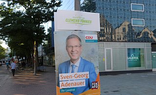 Am Berliner Platz und an anderen Stellen in der Stadt wurde das Wahlplakat von Sven-Georg Adenauer mit dem Zusatz "Präsentiert von Clemens Tönnies" versehen. - Anja Hustert Am Berliner Platz und an anderen Stellen in der Stadt wurde das Wahlplakat von Sven-Georg Adenauer mit dem Zusatz "Präsentiert von Clemens Tönnies" versehen. - Anja Hustert