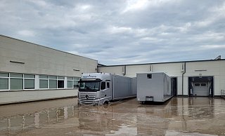 Die Laster der Firma Eggersmann in Schweicheln standen Freitagabend tief im Wasser. Der Feuerwehr zufolge stand das Wasser in der Lkw-Laderampe so hoch, dass es über die Tore in die Halle gelang. - Feuerwehr Hiddenhausen Die Laster der Firma Eggersmann in Schweicheln standen Freitagabend tief im Wasser. Der Feuerwehr zufolge stand das Wasser in der Lkw-Laderampe so hoch, dass es über die Tore in die Halle gelang. - Feuerwehr Hiddenhausen