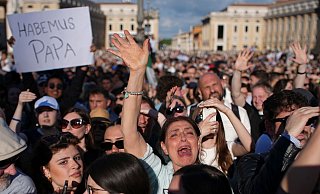 Die Menschenmenge bejubelt den neuen Papst. - Emilio Morenatti/AP/dpa Die Menschenmenge bejubelt den neuen Papst. - Emilio Morenatti/AP/dpa