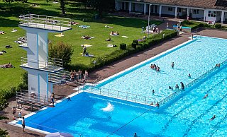 Das Freibad in Bünde mit dem markanten Zehn-Meter-Sprungturm. - Andreas G.-Mantler Das Freibad in Bünde mit dem markanten Zehn-Meter-Sprungturm. - Andreas G.-Mantler