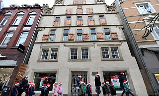 Das Crüwell-Haus an der Höckerstraße im Hintergrund ist von großer historischer Bedeutung für die Neustadt. - Frank-Michael Kiel-Steinkamp Das Crüwell-Haus an der Höckerstraße im Hintergrund ist von großer historischer Bedeutung für die Neustadt. - Frank-Michael Kiel-Steinkamp