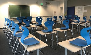 In den allermeisten Klassen im Gymnasium Schloß Neuhaus werden die Stühle in den kommenden Wochen ungenutzt bleiben. Die CO2-Ampel ist nur für das Foto eingeschaltet. - Gymnasium Schloß Neuhaus In den allermeisten Klassen im Gymnasium Schloß Neuhaus werden die Stühle in den kommenden Wochen ungenutzt bleiben. Die CO2-Ampel ist nur für das Foto eingeschaltet. - Gymnasium Schloß Neuhaus