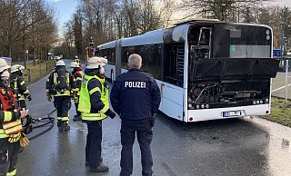 Motorbrand während der Fahrt: Der Busfahrer und sein Begleiter konnten sich aus dem brennenden Bus retten. - Jens Reichenbach Motorbrand während der Fahrt: Der Busfahrer und sein Begleiter konnten sich aus dem brennenden Bus retten. - Jens Reichenbach