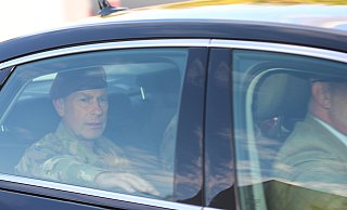 Prinz Edward fuhr vom Airport in einer gesicherten Kolonne in Richtung Paderborn. - Jens Reddeker Prinz Edward fuhr vom Airport in einer gesicherten Kolonne in Richtung Paderborn. - Jens Reddeker