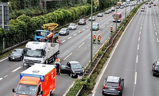 Der Lastwagen wollte von der mittleren Spur nach rechts auf die Abfahrt und traf dabei den kleinen Renault, der nach dem Zusammenstoß herumschleuderte und in der Mittelleitplanke zum Stehen kam. - Jens Reichenbach Der Lastwagen wollte von der mittleren Spur nach rechts auf die Abfahrt und traf dabei den kleinen Renault, der nach dem Zusammenstoß herumschleuderte und in der Mittelleitplanke zum Stehen kam. - Jens Reichenbach