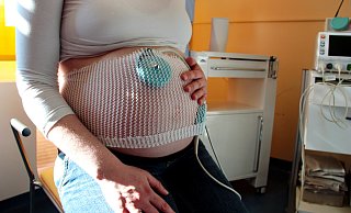 Ein Wehenschreiber misst im Kreißsaal die Herzfrequenz eines Ungeborenen in Verbindung mit der Länge, Stärke und Häufigkeit der Wehen der Mutter. - picture alliance / dpa Ein Wehenschreiber misst im Kreißsaal die Herzfrequenz eines Ungeborenen in Verbindung mit der Länge, Stärke und Häufigkeit der Wehen der Mutter. - picture alliance / dpa