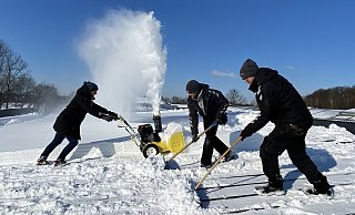 Vollen Einsatz zeigen Dominic Terruli, Dennis Rehwinkel und Niklas Peichl auf dem Spanndach von T&T Küchen. - Burkhard Hoeltzenbein Vollen Einsatz zeigen Dominic Terruli, Dennis Rehwinkel und Niklas Peichl auf dem Spanndach von T&T Küchen. - Burkhard Hoeltzenbein