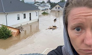 Das Neubaugebiet, in dem Jacqueline Dünker in Bad Neuenahr-Ahrweiler wohnt, steht vollkommen unter Wasser. In der Nacht zu Donnerstag rettete sie sich auf das Dach ihres Hauses, wartete bis 6 Uhr auf Rettungsboote. - Jacqueline Dünker Das Neubaugebiet, in dem Jacqueline Dünker in Bad Neuenahr-Ahrweiler wohnt, steht vollkommen unter Wasser. In der Nacht zu Donnerstag rettete sie sich auf das Dach ihres Hauses, wartete bis 6 Uhr auf Rettungsboote. - Jacqueline Dünker