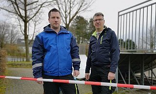 Fabian Stadelmann (links) und Dietmar Foerster arbeiten beim Ordnungsamt. Beide kontrollieren, ob Kinder die gesperrten Spielplätze und die Skate-Anlage benutzen. - Ilja Regier Fabian Stadelmann (links) und Dietmar Foerster arbeiten beim Ordnungsamt. Beide kontrollieren, ob Kinder die gesperrten Spielplätze und die Skate-Anlage benutzen. - Ilja Regier