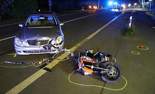 Der Mercedesfahrer hatte die beiden jungen Männer auf dem Motorrad übersehen. - Charlotte Mahncke Der Mercedesfahrer hatte die beiden jungen Männer auf dem Motorrad übersehen. - Charlotte Mahncke