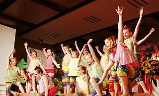Früh dehnt sich: Die Mädels des Kükenballetts der Heimatbühne Paderborn legten eine heiße Sohle aufs Parkett. - FOTO: FREDERIK GRABBE Früh dehnt sich: Die Mädels des Kükenballetts der Heimatbühne Paderborn legten eine heiße Sohle aufs Parkett. - FOTO: FREDERIK GRABBE