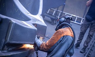 Ein Mitarbeiter arbeitet in einer Eisengießerei. Die Erzeugerpreise gewerblicher Produkte sind im Juli im Vergleich zum Vorjahresmonat deutlich gesunken. - Jens Büttner/dpa/Symbolbild Ein Mitarbeiter arbeitet in einer Eisengießerei. Die Erzeugerpreise gewerblicher Produkte sind im Juli im Vergleich zum Vorjahresmonat deutlich gesunken. - Jens Büttner/dpa/Symbolbild