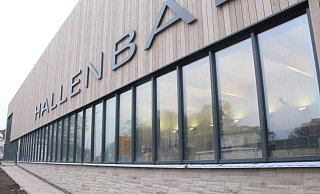 Das neue Hallenbad in Höxter ist fast fertiggestellt. Nur wann dort tatsächlich geschwommen werden kann, kann noch niemand sagen. - Burkhard Battran Das neue Hallenbad in Höxter ist fast fertiggestellt. Nur wann dort tatsächlich geschwommen werden kann, kann noch niemand sagen. - Burkhard Battran
