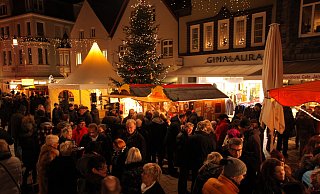 Stimmungsvoll erleuchtet ist die Innenstadt beim „Weihnachtlichen Lübbecke" – hier auf dem Wappenplatz. - Foto Pescht Stimmungsvoll erleuchtet ist die Innenstadt beim „Weihnachtlichen Lübbecke" – hier auf dem Wappenplatz. - Foto Pescht