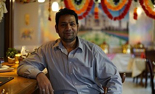 Inhaber Sanjeev Kumar freut sich seit Eröffnung über 32 positive Google-Rezensionen. Die meisten seiner Kunden kommen aktuell noch aus der unmittelbaren Nachbarschaft des Lokals. - Christian Geisler Inhaber Sanjeev Kumar freut sich seit Eröffnung über 32 positive Google-Rezensionen. Die meisten seiner Kunden kommen aktuell noch aus der unmittelbaren Nachbarschaft des Lokals. - Christian Geisler
